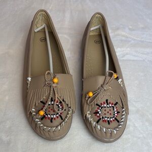 NWT Women's Carol Wright Beaded Tan Moccasin Slip-on Loafers Decorative Size 9W